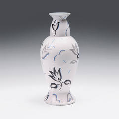 Reprezentativní bílá váza s dekorem
