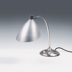 Lampa s kloubem na psací stůl