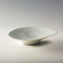 Porcelánová miska s mřížkovým dekorem