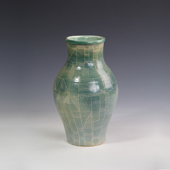 zelená váza s abstraktním dekorem