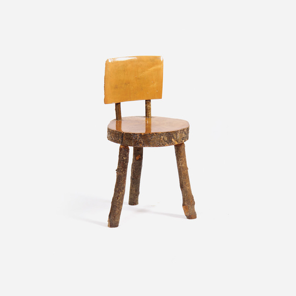 Dřevěná trojnohá židle