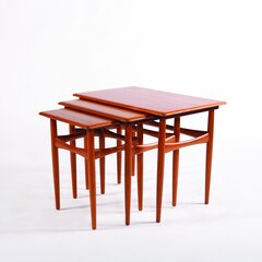 Teakové hnízdové stolky